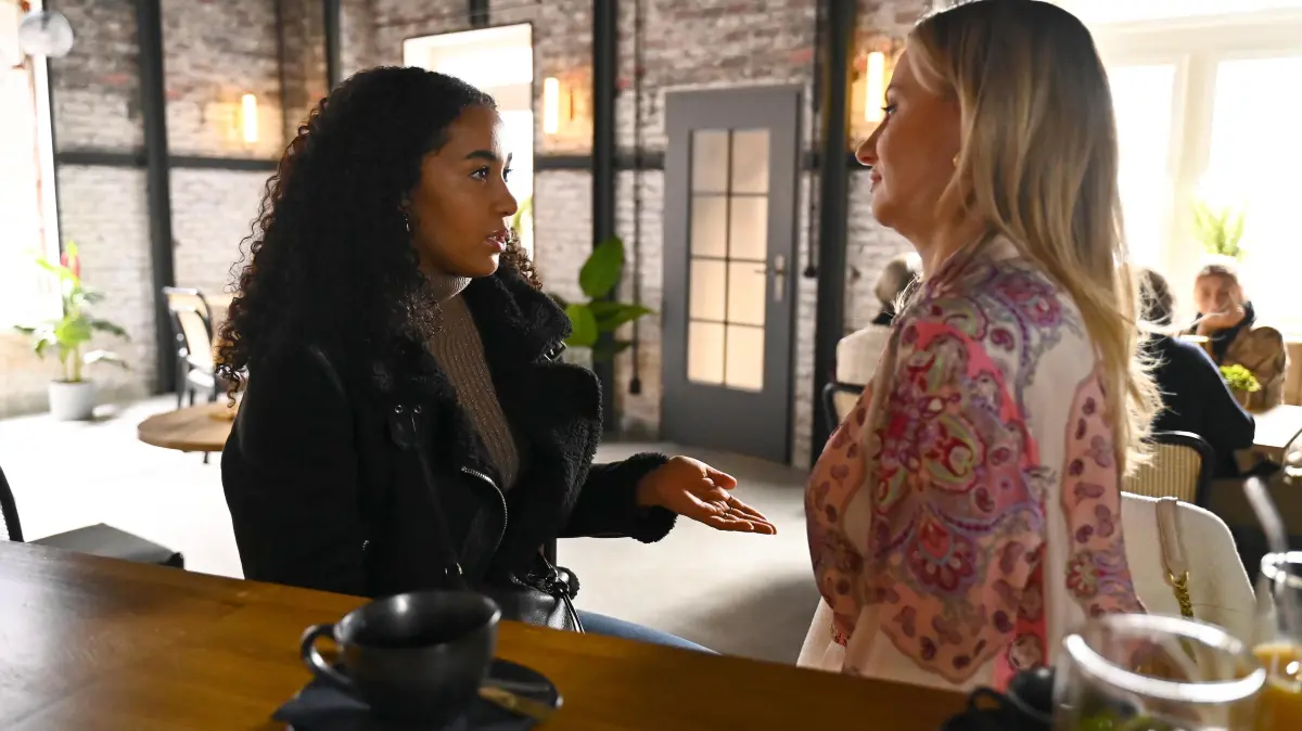 Imani (Féréba Koné, l.) ist angetan davon, dass Mika (Daniel Noah) sich ihr gegenüber geöffnet hat. Rechts Isabelle (Ania Niedieck)