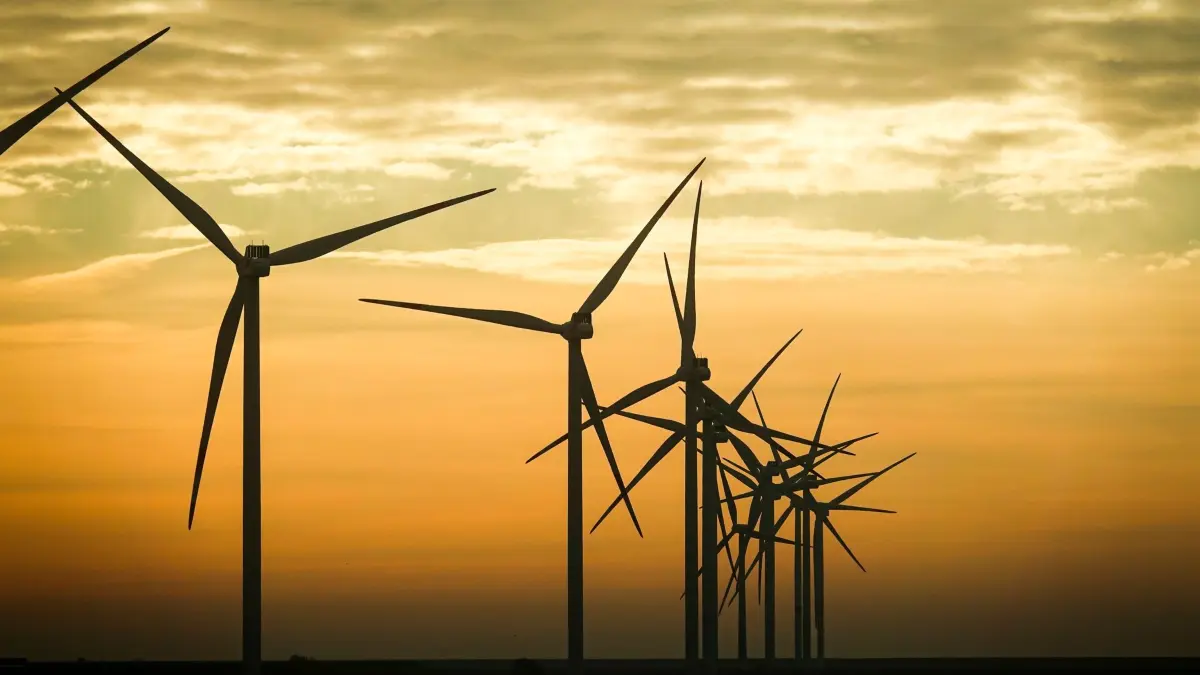 Klimaziele: ARCHIV - 16.12.2025, Schleswig-Holstein, Klanxbüll: Windräder drehen sich in einem Windpark an der Nordsee. Deutschland hat sein Klimaziel nach einer aktuellen Studie im vergangenen Jahr eingehalten. (zu dpa: «Sozial-Bündnis warnt vor Belastung durch Klimaschutzpläne») Foto: Christian Charisius/dpa +++ dpa-Bildfunk +++