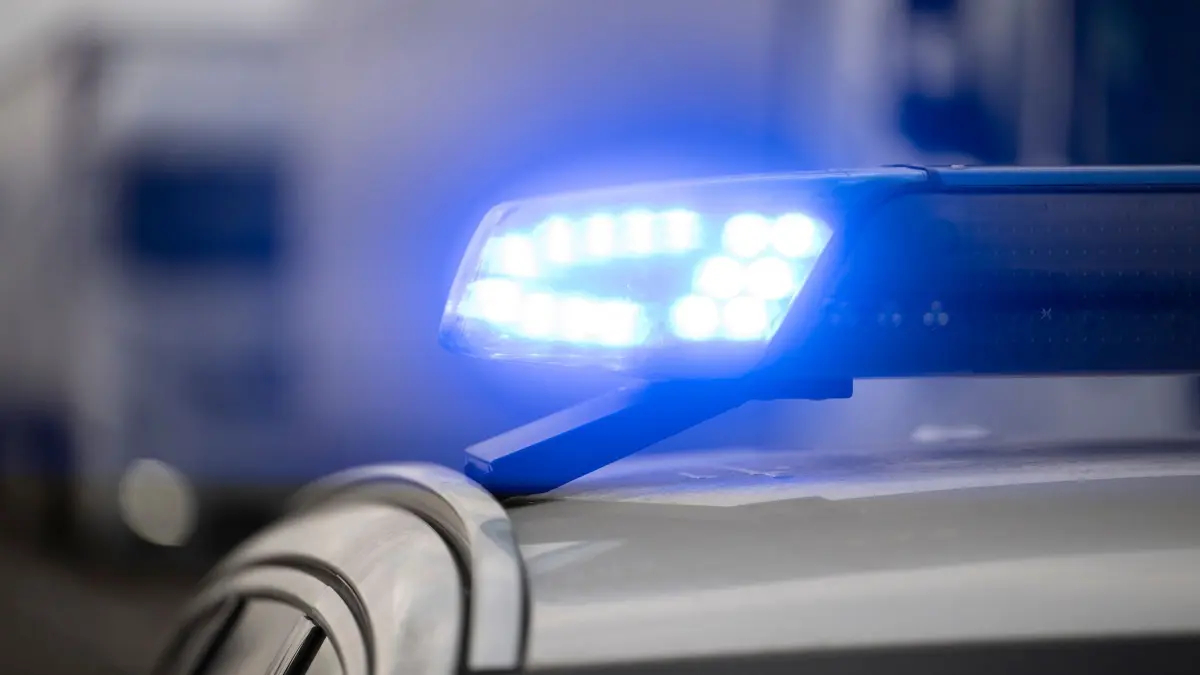 Blaulicht: ARCHIV - 17.12.2025, Baden-Württemberg, Kehl: Ein Blaulicht blinkt während eines Fototermins mit der Deutschen Presse-Agentur (dpa) an einem Einsatzfahrzeug der Bundespolizei. (zu dpa: «Razzia gegen mutmaßliche Schleuserbande - Mann in U-Haft») Foto: Marijan Murat/dpa +++ dpa-Bildfunk +++