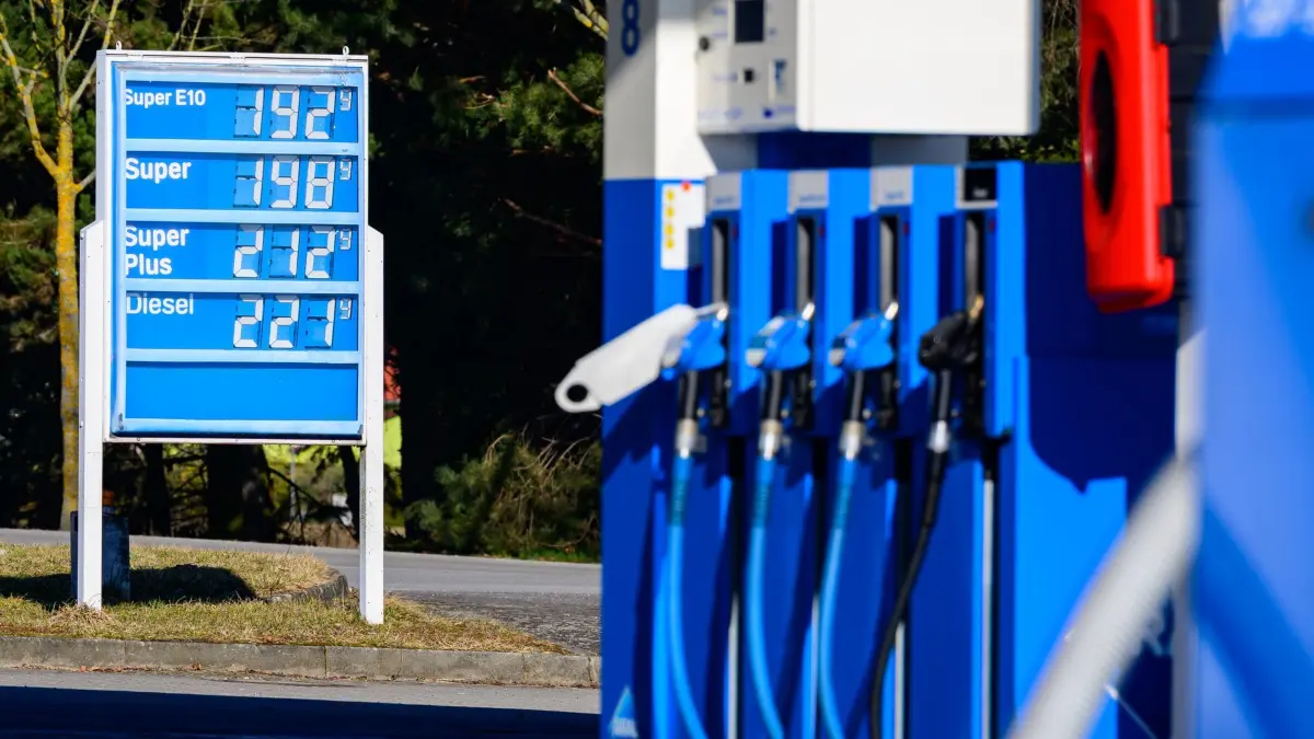 Hohe Spritpreise in Deutschland: ARCHIV - 06.03.2026, Brandenburg, Frankfurt (Oder): Anzeige mit hohen Spritpreisen an einer Tankstelle in Frankfurt (Oder). Wegen steigender Energiepreise durch den Iran-Krieg kommt es in der polnischen Grenzregion zu langen Schlangen an Tankstellen. (zu dpa: «AfD und BSW in Brandenburg wollen Steuerentlastung für Sprit») Foto: Patrick Pleul/dpa +++ dpa-Bildfunk +++