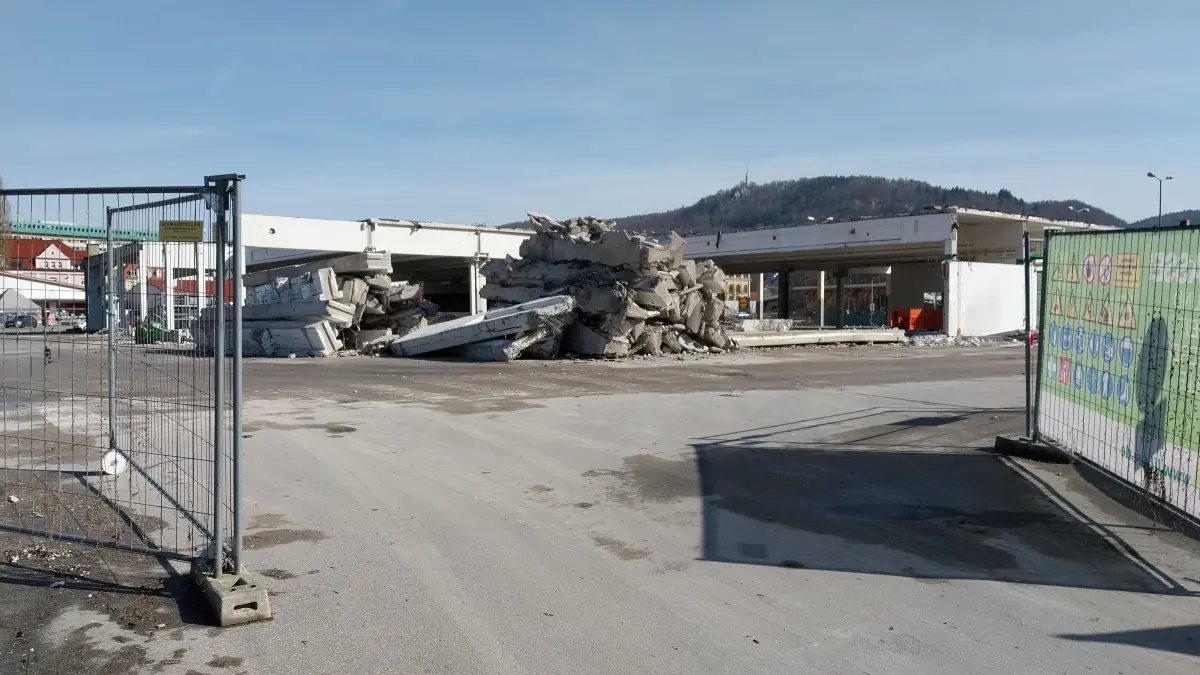 Hier konnten früher Kunden mit dem Auto aus der Kientenstraße auf das Kaufland-Gelände einbiegen. Inzwischen verkehren dort nur noch Baufahrzeuge.