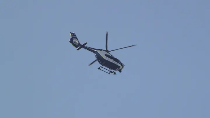 Dieb rast mit 170 km/h durch Stadt – Polizei setzt Heli ein
