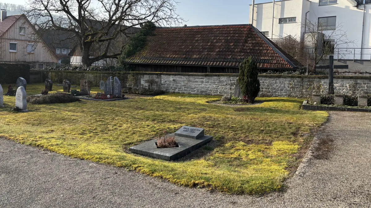 Eine erste Idee ist es, um dieses Erdgrab auf dem Friedhof in Untermünkheim Urnengrabfelder anzulegen.
