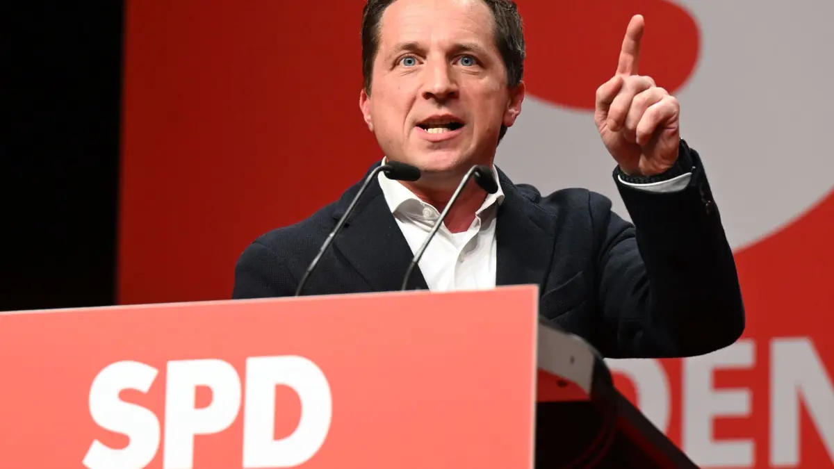 Landesparteitag der SPD Baden-Württemberg: ARCHIV - 16.11.2024, Baden-Württemberg, Offenburg: Sascha Binder, Generalsekretär der SPD Baden-Württemberg, spricht in der Oberrheinhalle auf dem Landesparteitag. (zu dpa: «Sascha Binder zum neuen SPD-Fraktionschef gewählt») Foto: Uli Deck/dpa +++ dpa-Bildfunk +++