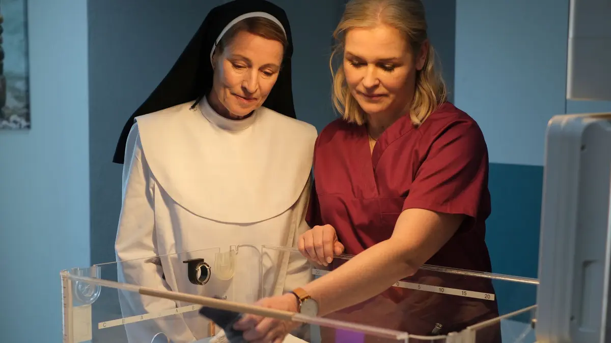 In „Lena Lorenz – Klosterbaby“ kümmert sich die Protagonistin (Judith Hoersch, r.) um eine schwangere Nonne.