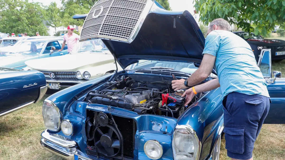 Starthilfe für Auto: ARCHIV - 27.06.2021, Brandenburg, Königs Wusterhausen: Ein 1969 Mercedes-Benz W111/112 - 280 SE Coupe bekomme Starthilfe beim Oldtimer - Korso „Rummblubbern" in und um Königs Wusterhausen. (zu dpa: «Starterbatterie bleibt Hauptursache für Autopannen») Foto: Gerald Matzka/dpa +++ dpa-Bildfunk +++