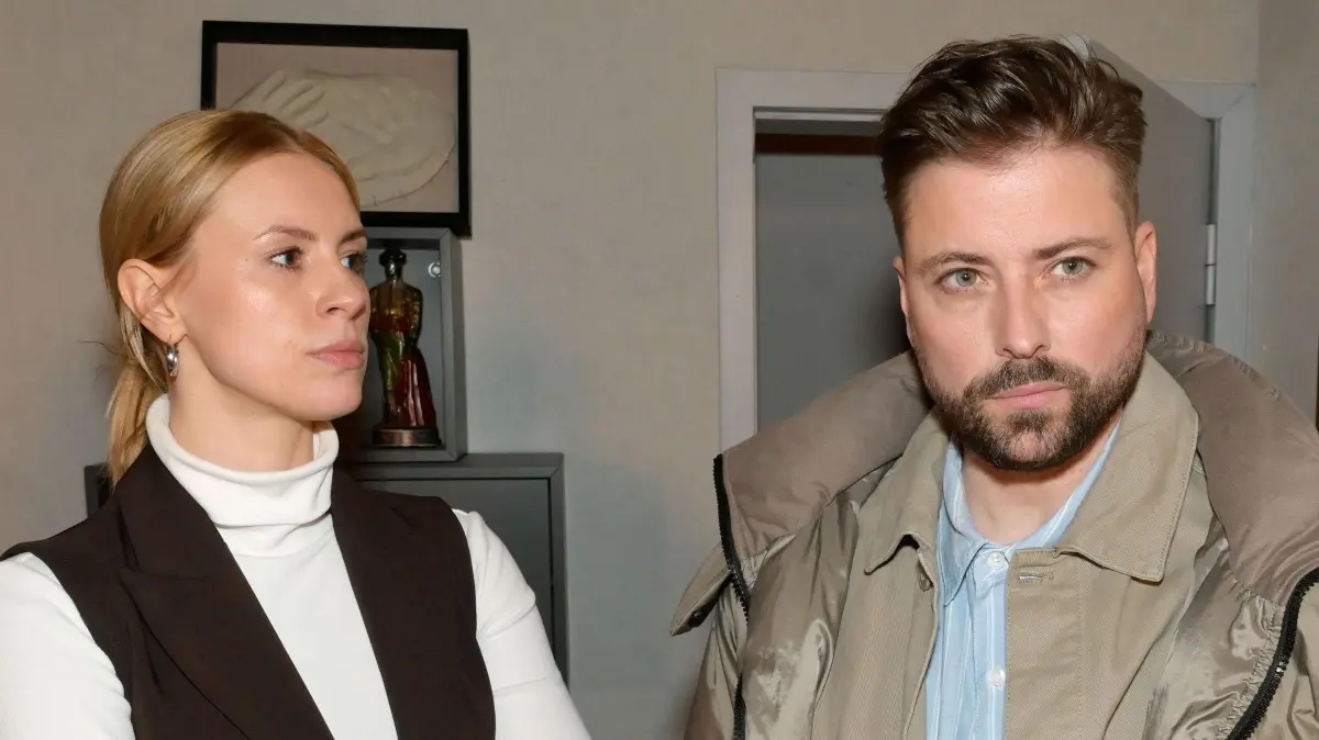 Zoe (Lara Dandelion Seibert) und John (Felix von Jascheroff) geraten wegen Clara immer wieder aneinander.