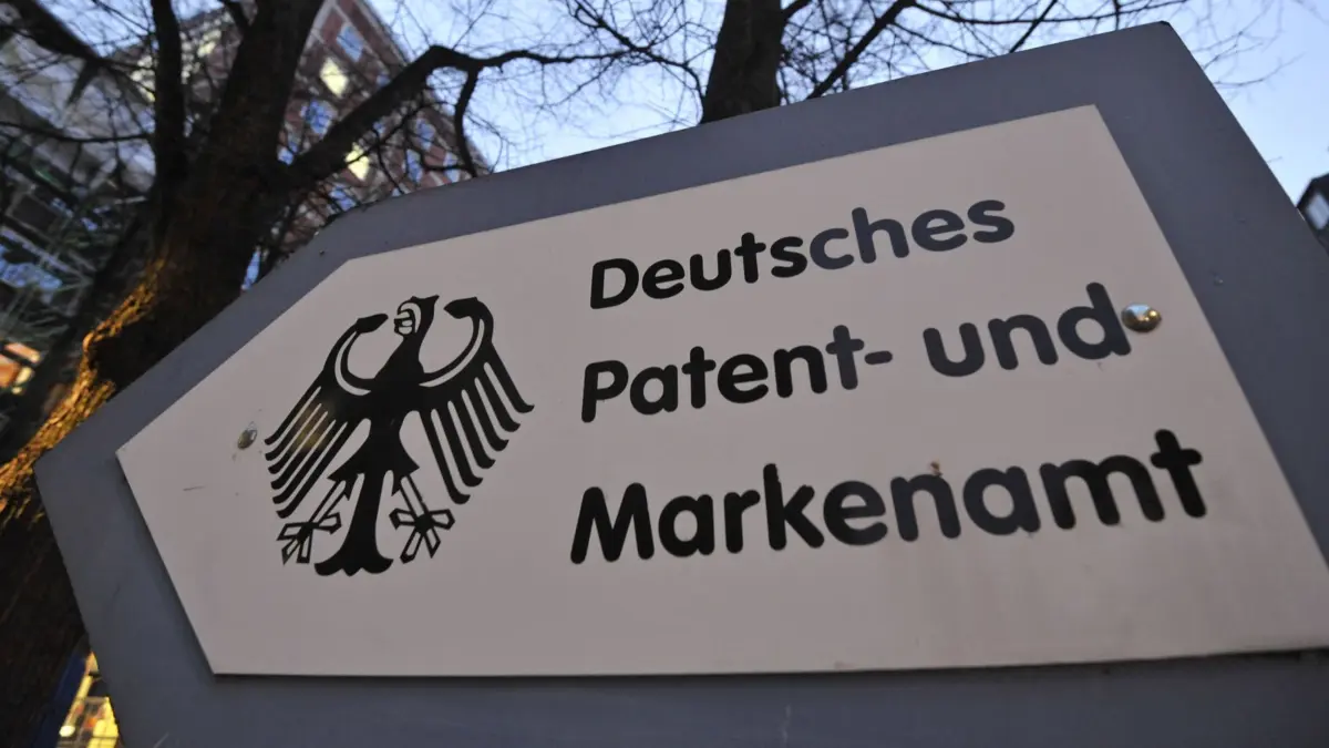 ACHTUNG: SPERRFRIST 1. MÄRZ 07:00 UHR. - ARCHIV - 03.01.2013, Bayern, München: Ein Wegweiser am Eingang zum Hinterhof des Deutschen Patentamts. Die Milliardeninvestitionen der deutschen Autokonzerne in Elektromobilität, Assistenzsysteme und autonomes Fahren schlagen sich in einer Flut von Patenten nieder. Foto: Andreas Gebert/dpa +++ dpa-Bildfunk +++