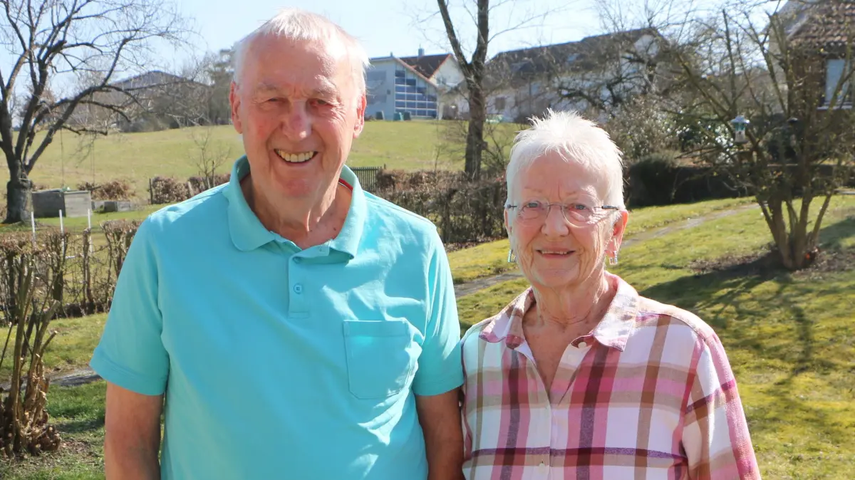 Heiner Kraft mit seiner Ehefrau Edith in seinem Garten, nur rund 100 Meter vom Sportplatz des FC Honhardt entfernt.