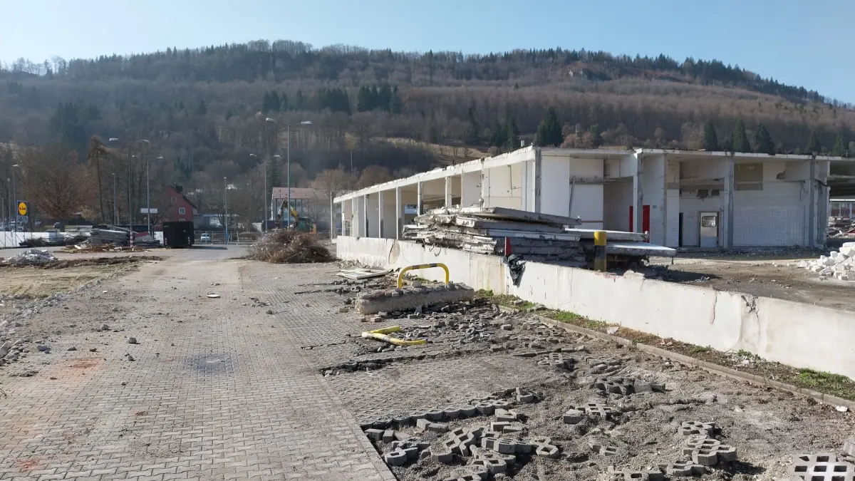 Wo früher die Kunden parkten, lagert heute Bauschutt von den Abrissarbeiten. Drei Monate sollen die Rückbauarbeiten der Kaufland-Filiale in der Ebinger Kientenstraße dauern.