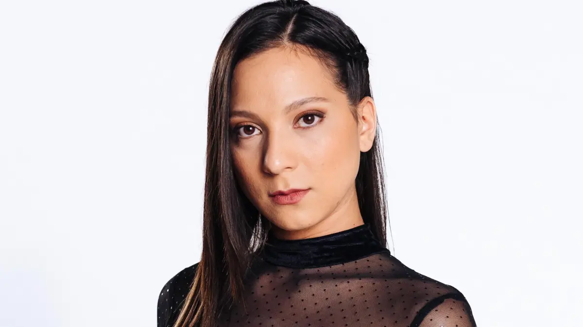 Charlie (Shaolyn Fernandez) erwischt Deniz (Igor Dolgatschew) und Joana (Josephine Martz) gemeinsam in der Umkleide – ein Missverständnis mit explosiven Folgen.