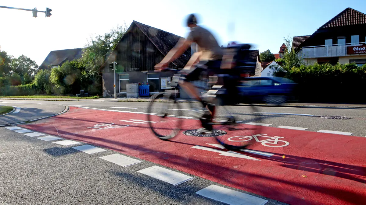 Die roten Radwege sind nicht zu übersehen und dürfen meist nicht von S-Pedelec-Fahrern genutzt werden, aber von E-Scooter-Fahrern.