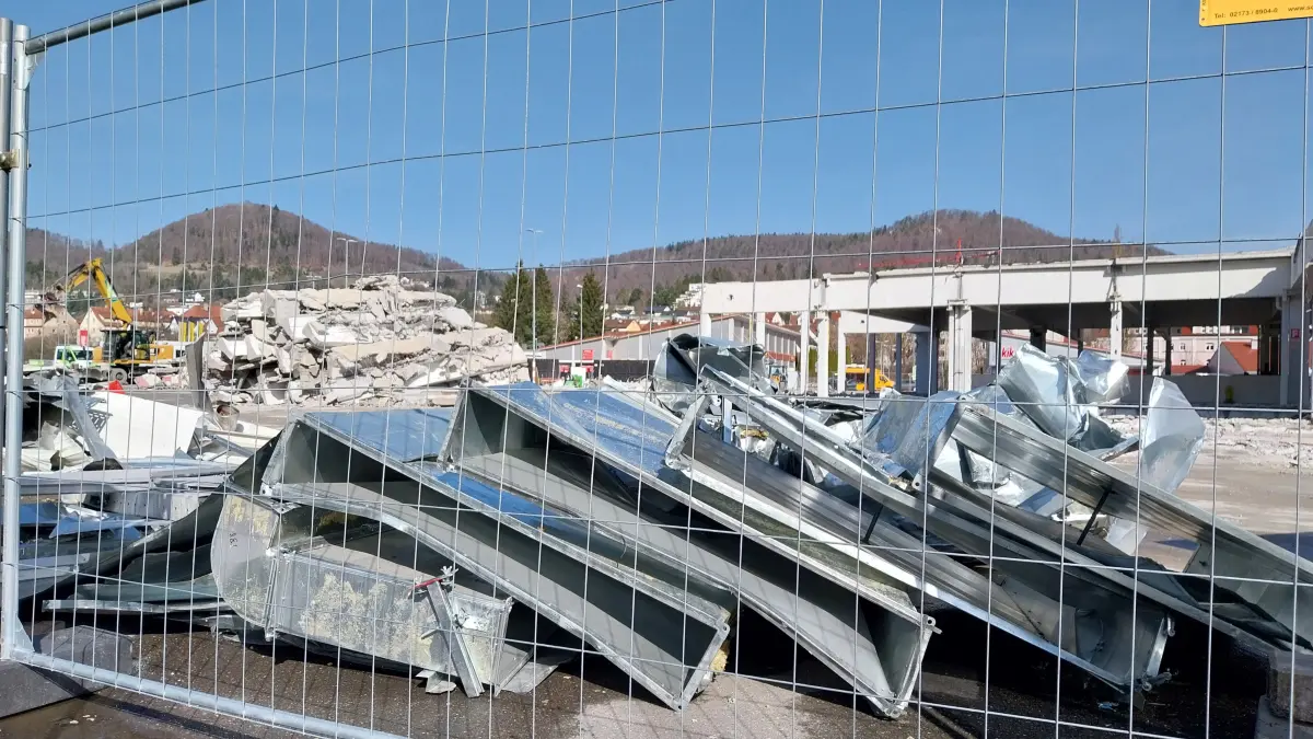 Bauzäune schützen das Kaufland-Areal während der Abrissarbeiten.