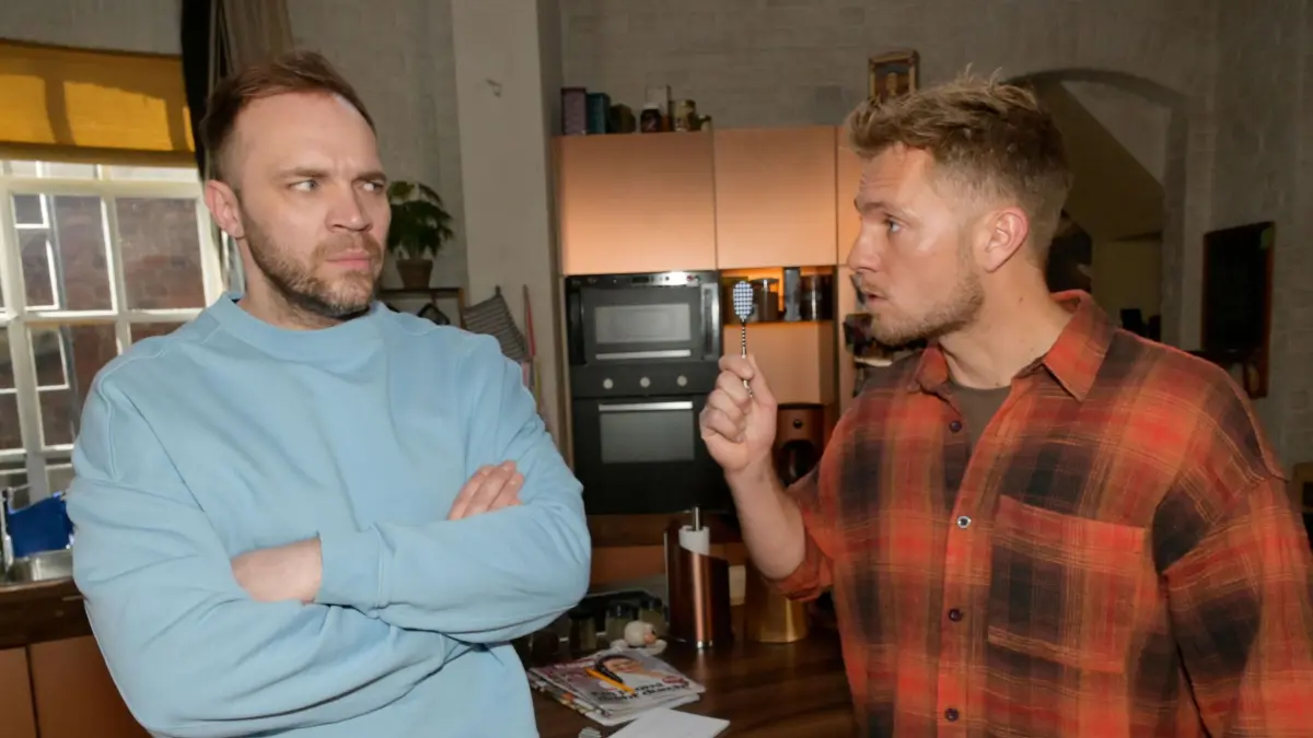 Paul (Niklas Osterloh, r.) will nichts mehr mit Erik (Patrick Heinrich) zu tun haben.