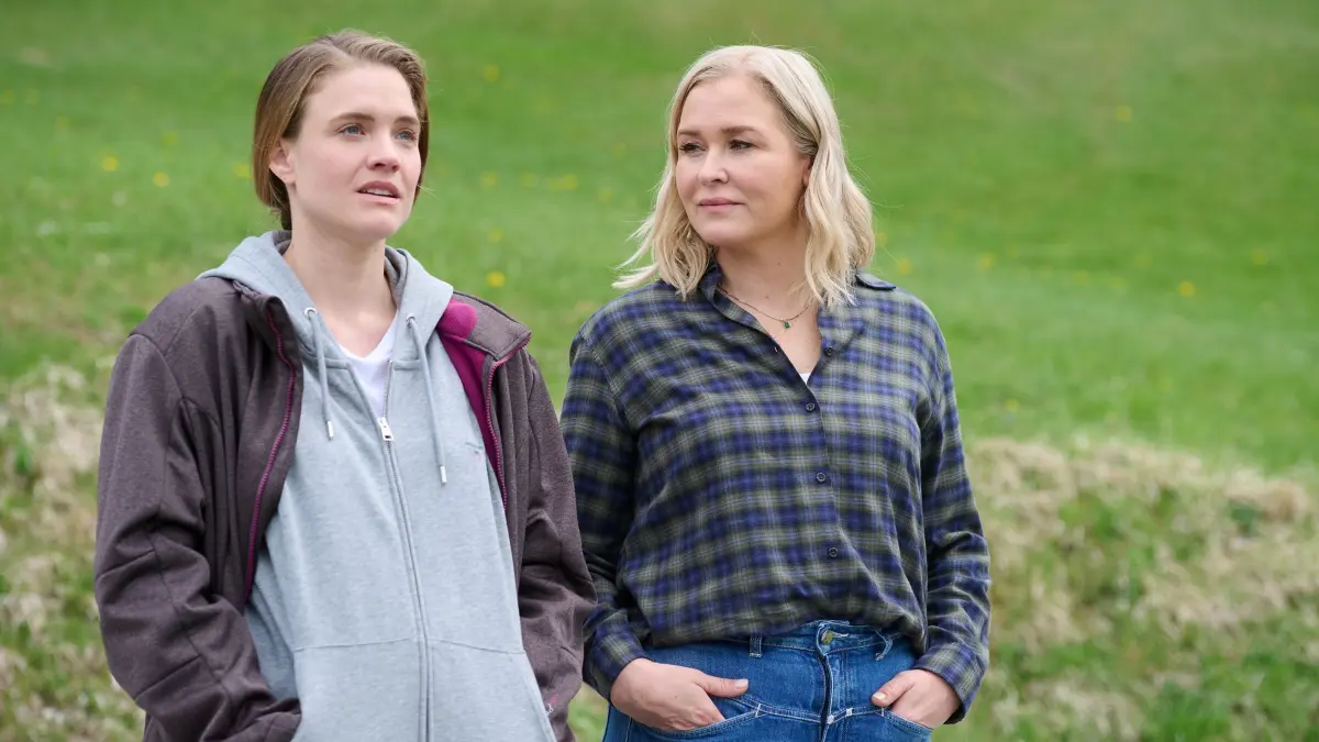 Lena Lorenz (Judith Hoersch, r.) nimmt Veronika Mittermeier (Miriam Fussenegger) mit auf ihrem Hof.
