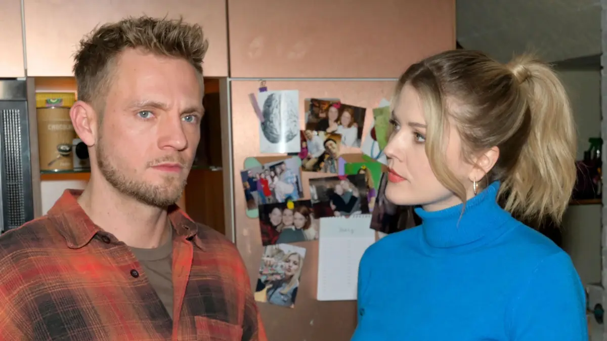 Unter Druck tischt Paul (Niklas Osterloh) seiner Freundin Alicia (Josefin Bressel) eine Notlüge auf.