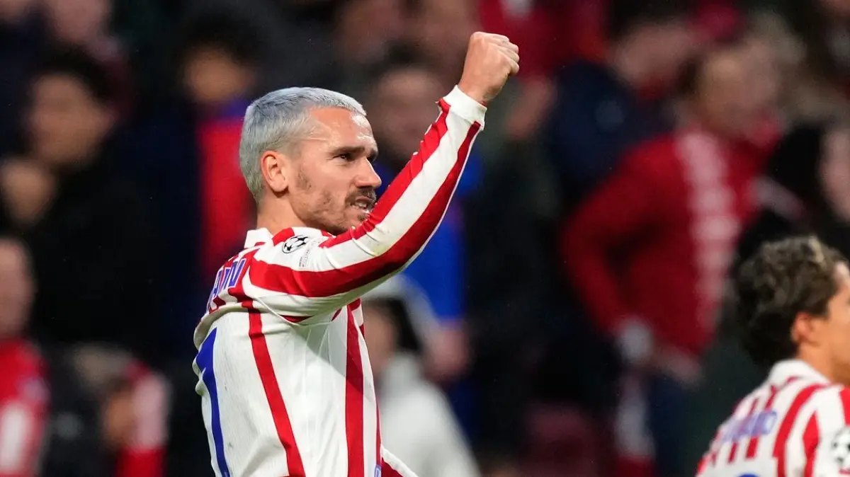 Atlético Madrid - Tottenham Hotspur: 10.03.2026, Spanien, Madrid: Fußball, Männer: Champions League, Atlético Madrid - Tottenham Hotspur, K.o.-Runde, Achtelfinale, Hinspiele, Wanda Metropolitano. Antoine Griezmann (l) von Atletico Madrid jubelt nach dem zweiten Tor seiner Mannschaft. Foto: Jose Breton/AP/dpa +++ dpa-Bildfunk +++