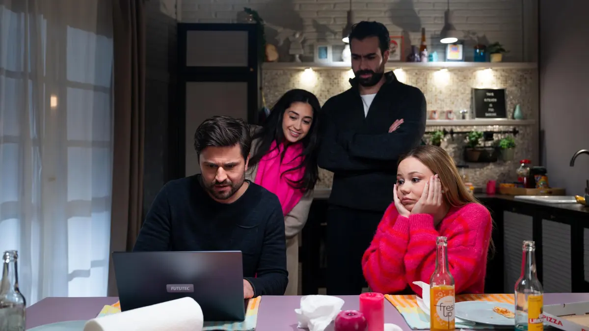 Baris (Metehan Demiröz, 2.v.r.) und Ronja (Theresa Traser, r.) sind nicht überzeugt, einen guten Werbe-Clip für Bambi zu haben. Paco (Milos Vukovic) aber schon. 2.v.l. Esma (Özge Delioglan)
