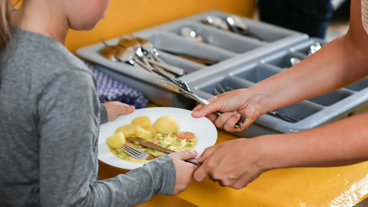 ARCHIV - 07.08.2019, Berlin: Schüler beim Mittagessen in der Mensa einer Grundschule (zu dpa: «Bald Rechtsanspruch auf Ganztag: Wie weit sind die Schulen?») Foto: Jens Kalaene/dpa-Zentralbild/dpa +++ dpa-Bildfunk +++