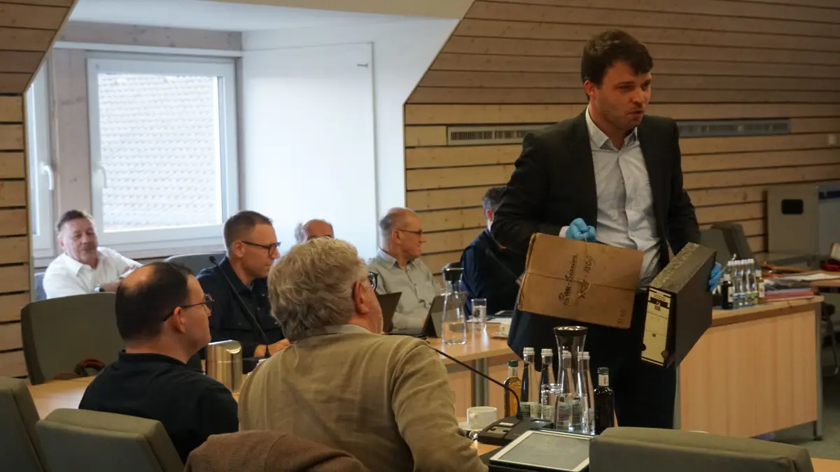 Kreisarchivar Louis-David Finkeldey mit Latexhandschuhen und verschimmelten Akten. Die Mehrheit des Kreistags beeindruckte das nicht.