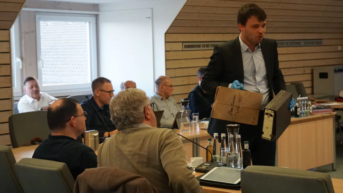 Kreisarchivar Louis-David Finkeldey mit Latexhandschuhen und verschimmelten Akten. Die Mehrheit des Kreistags beeindruckte das nicht.
