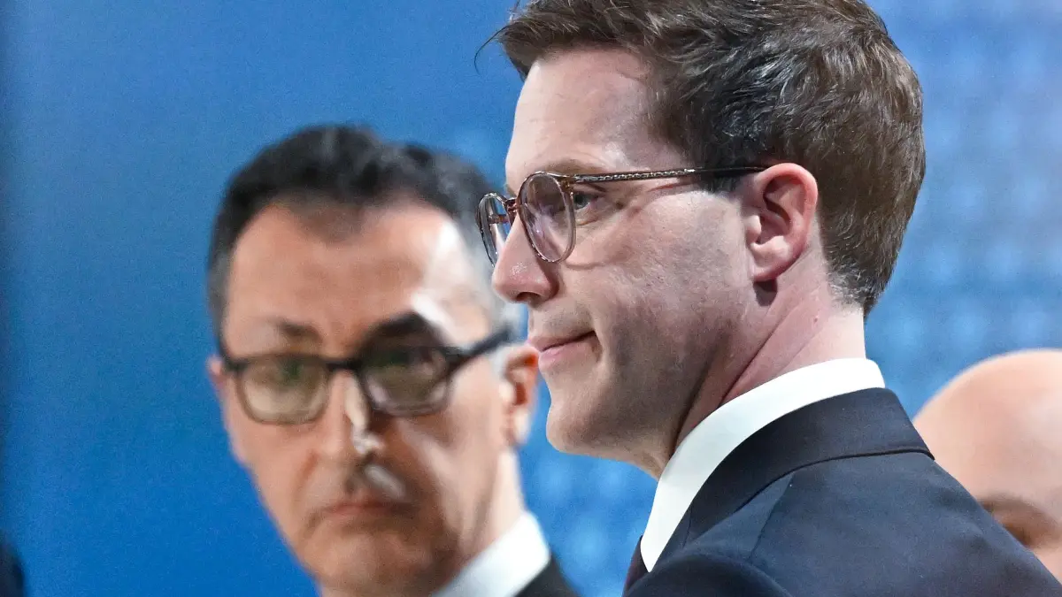 Landtagswahl in Baden-Württemberg: 08.03.2026, Baden-Württemberg, Stuttgart: Cem Özdemir, (l, Bündnis 90 / Die Grünen), Spitzenkandidat für die Landtagswahl in Baden-Württemberg 2026 und Manuel Hagel, Landesvorsitzender der CDU Baden-Württemberg und Spitzenkandidat für die Landtagswahl in Baden-Württemberg 2026, stehen gemeinsam in einem TV Studio und geben Interviews. Am 8. März fand in Baden-Württemberg die Landtagswahl statt. (zu dpa: «Ein Patt und viele Probleme: Der steinige Weg zur Koalition») Foto: Bernd Weißbrod/dpa +++ dpa-Bildfunk +++