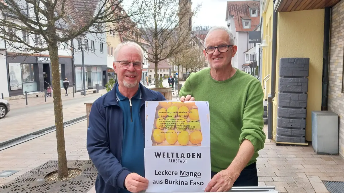 Michael Ziegler und Hans-Dieter Erbrich vom Weltladen-Team in Albstadt hoffen auf viele Mango-Besteller.