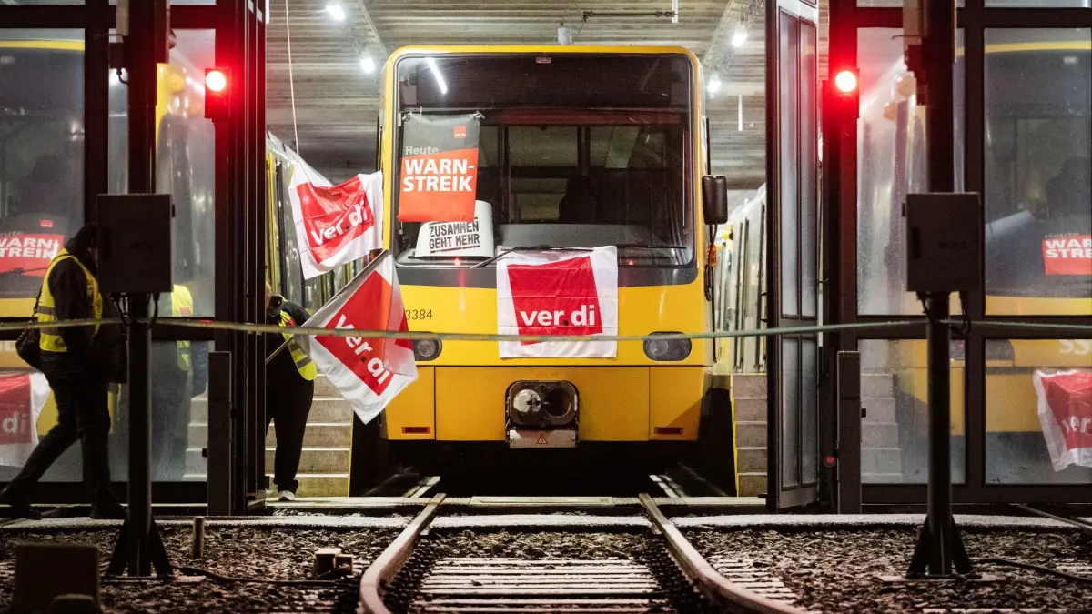 Verdi-Warnstreiks im Nahverkehr - Baden-Württemberg: ARCHIV - 02.02.2026, Baden-Württemberg, Stuttgart: Streikende der Stuttgarter Straßenbahnen AG (SSB) gehen am frühen Morgen zu einem Straßenbahn-Depot. (zu dpa: «Warnstreiks im Nahverkehr vom Tisch – Einigung in Tarifrunde») Foto: Marijan Murat/dpa +++ dpa-Bildfunk +++