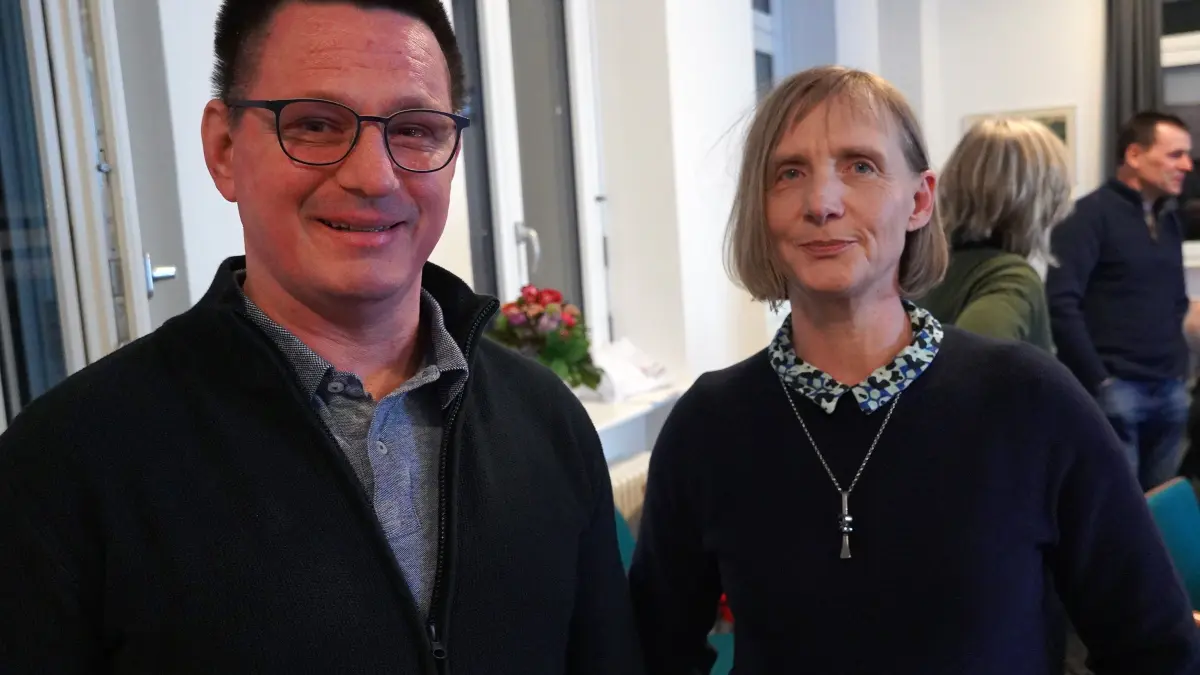 Mareike Graeter und Günther Leonhardt sind die Integrationsbeauftragten des Gemeindeverwaltungsverbands Laichinger Alb. Sie unterstützen geflüchtete Menschen im Alltag, wirken als Bindeglied zwischen Verwaltung und Bürgerschaft, entschärfen Konflikte und sind wahre Brückenbauer. Nun haben sie im Gemeinderat Nellingen von ihrer Arbeit im Verwaltungsverband berichtet.