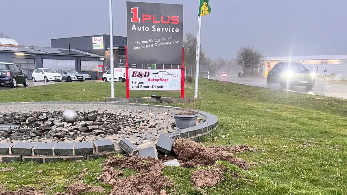 Blitzeinschlag auf dem Gelände eines Autohauses (AHG Wiech) in Rottenburg.