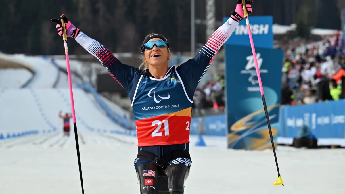 Paralympics 2026: 11.03.2026, Italien, Tesero: Oksana Masters aus den USA jubelt im Ziel bei den Paralympics im Para Langlauf im Tesero Cross-Country Skiing Stadium. Hier werden die Wettkämpfe im Para Biathlon und Para Skilanglauf der Paralympischen Spiele ausgetragen. Die XIV. Winter-Paralympics finden vom 6. bis 15. März 2026 statt. Foto: Martin Schutt/dpa +++ dpa-Bildfunk +++