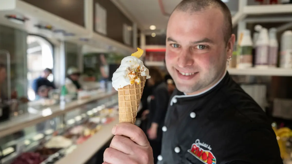Kamelmilch-Eis: ARCHIV - 05.03.2026, Baden-Württemberg, Rottenburg am Neckar: Gelatiere Thomas Micolino hält im Eiscafe Rino ein von ihm kreiertes Kamelmilch-Eis in den Händen. Mit dieser außergewöhnlichen Kreation möchte sich Micolino den Titel als weltbester Eismacher sichern. Vom 24. bis 26. März findet in Las Vegas das Finale der Gelato Festival World Masters statt. (zu dpa: «So schmeckt Kamelmilch-Eis») Foto: Marijan Murat/dpa +++ dpa-Bildfunk +++