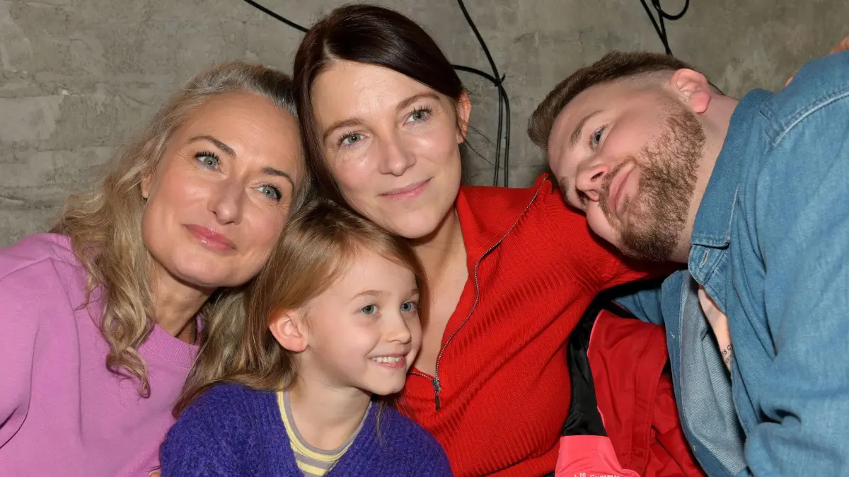 Lilly (Iris Mareike Steen, 2.v.r.) genießt die unbeschwerte Zeit mit Maren (Eva Mona Rodekirchen, l.), Emma und Jonas (Felix van Deventer).