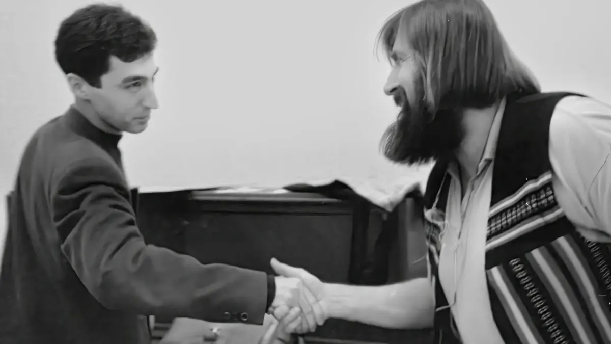 Nominierungsveranstaltung der Grünen im Schlatterhaus:
Cem Özdemir gratuliert Walter Schwenninger (rechts) zur gewonnenen Kanditatur für den Bundestag.
19.10.1993 Bild: Ulrich Metz