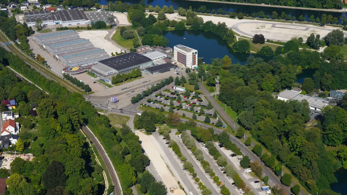 Friedrichsau, Messegelände mit Donauhalle, Hotel Lago, hinten Volksfestplatz, vorn Parkplatz Stockmahd