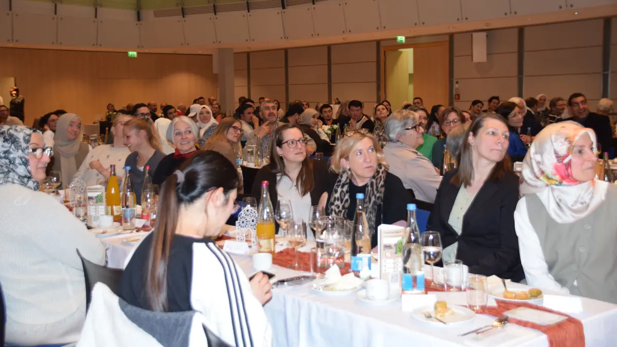 Rappelvoll war die Festhalle beim gemeinsamen Fastenbrechen.