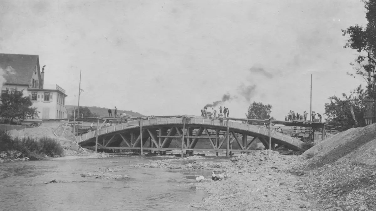 Uhingen Bau der Rathausbrücke über die Fils 1900