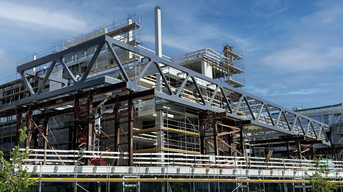 SCHMID Stahlbau: Stahl-Fachwerkbrücke verbindet zwei Gebäudeeinheiten (L.: 60 m, Br.: 15 m)