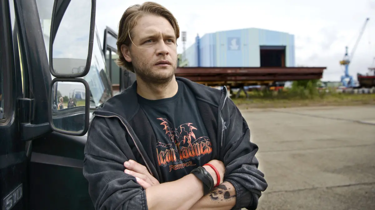 Leo (Luan Gummich) leidet an der unterschätzten Krankheit Mumps.