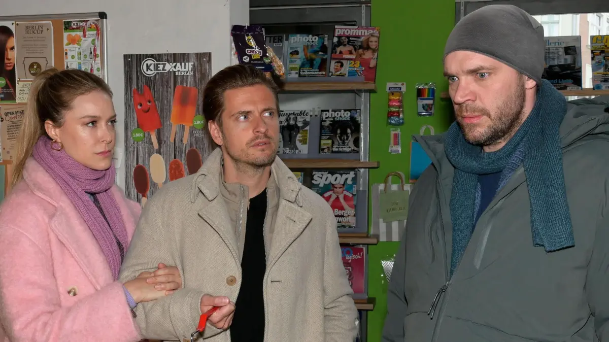 GZSZ-Serienliebling Philip (Jörn Schlönvoigt, M.) wundert sich über Jessicas (Nina Ensmann) kühle Reaktion auf Erik (Patrick Heinrich).