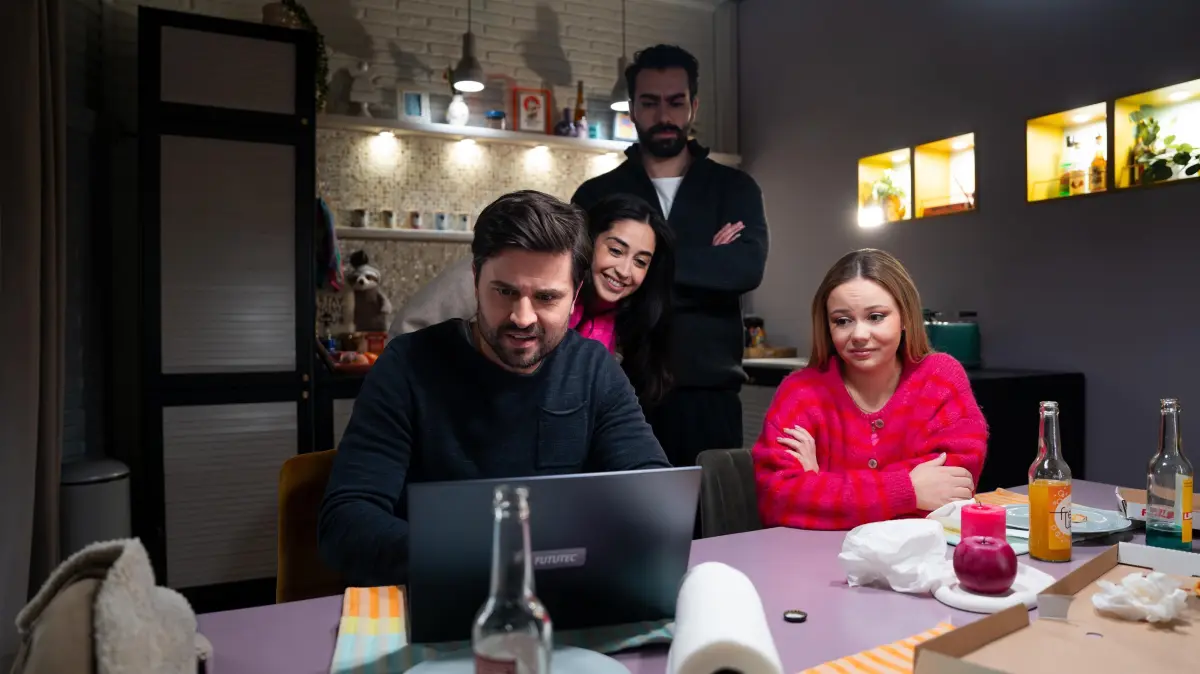 Baris (Metehan Demiröz, 2.v.r.) und Ronja (Theresa Traser, r.) sind nicht überzeugt, einen guten Werbe-Clip für Bambi zu haben. Paco (Milos Vukovic) aber schon. 2.v.l. Esma (Özge Delioglan)