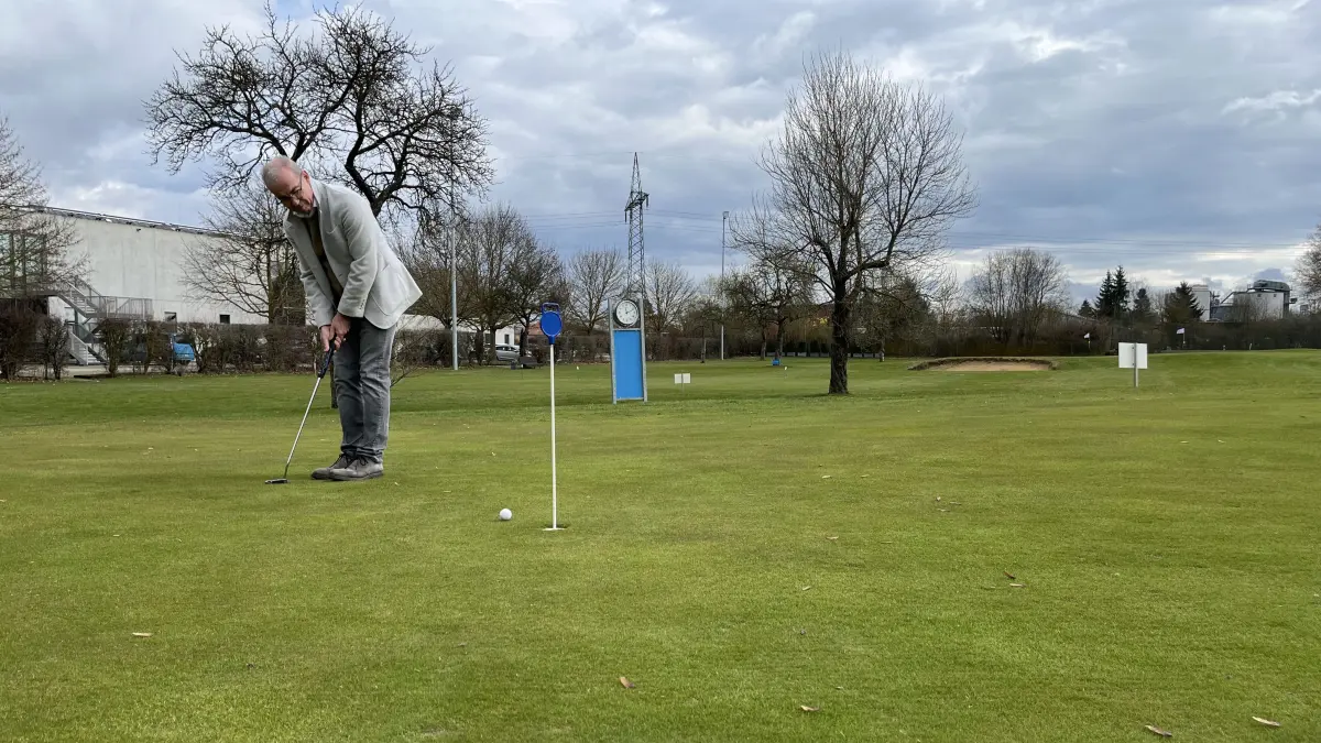 Florian Ebner übt schon mal: Auf dem derzeitigen Putting Green, dem Übungsgelände des von ihm betriebenen Golfplatzes in Neu-Ulm, soll eine Minigolf-Anlage entstehen.