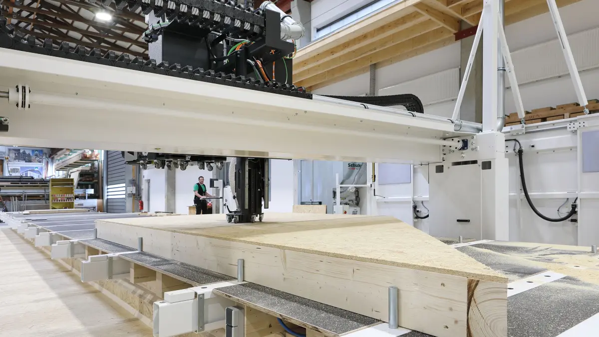 SCHMID Holzbau: automatisierte Produktion von Wandelementen (Holzrahmenbauweise)