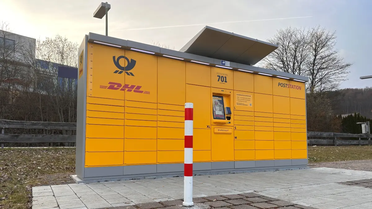 Die neue Poststation in Straßberg steht nun am Bahnhof und ist betriebsbereit. Das hat jüngst die Post selbst freudig verkündet.