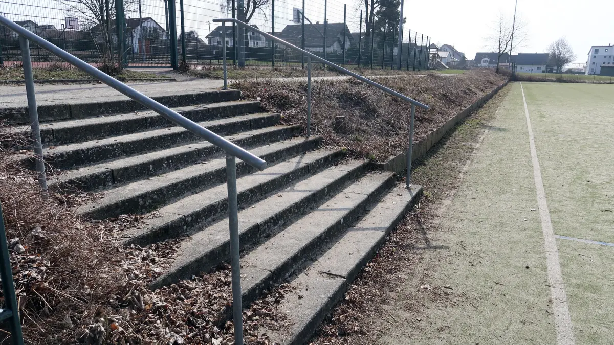 Bei der Sanierung des Kuntrasenfeldes der TG Böhmenkirch wird unter anderem diese Treppe um zirka einen Meter verkürzt, um den Sicherheitsabstand zum Spielfeld zu gewährleisten. Außerdem wird die Böschung dahinter auf eine Länge von rund 20 Metern aufgeschüttet, um eine ebene Fläche für die geplante „Grillhüte“ zu erhalten. Im hinteren Bereich wird die Böschung abgegraben, um in einer „Box“ Stellflächen für mobile Tore zu bekommen.