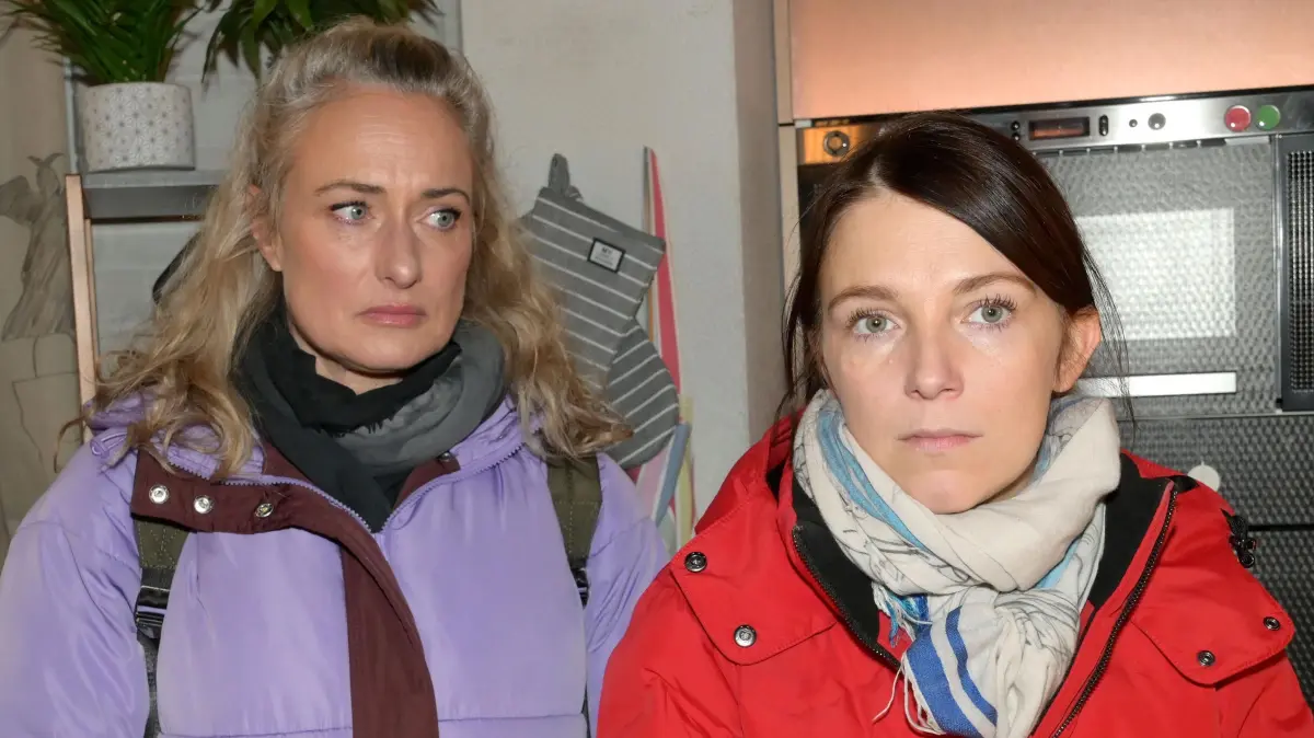 Maren (Eva Mona Rodekirchen, l.) wird geschockt klar, dass Lilly (Iris Mareike Steen) einen Rückfall in die Bulimie hat.