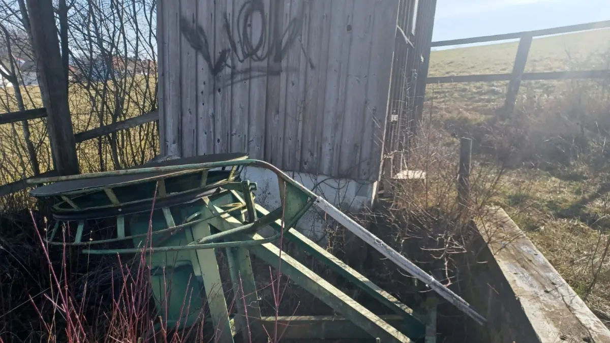 In Gaildorf am Kirgel-Skilift wurde von Unbekannten die Absperrung rund um die Hütte zerstört. Die Hütte wurde auch mit Graffiti beschmiert. Die Umlenkstation wurde verbogen. Vermutlich ist es zwischen Mitte Februar und Anfang März 2026 passiert.