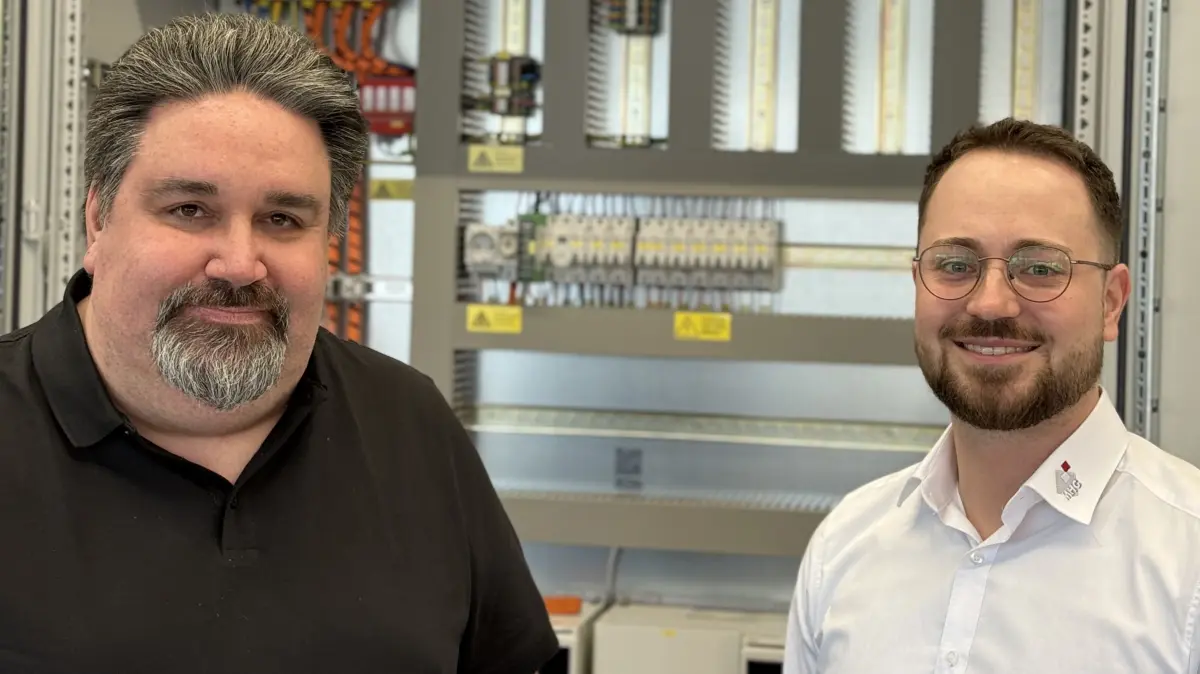 Elektrotechniker Heiko Schwöbel an seinem neuen Arbeitsplatz im Unternehmen MHC, zusammen mit Kevin Jäger, dem Personalleiter.