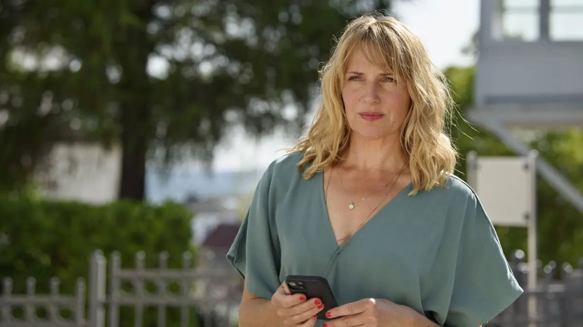 In „Praxis mit Meerblick – Liebe auf Attest“ kümmert sich Nora Kaminski (Tanja Wedhorn) um zahlreiche Patientinnen und Patienten.