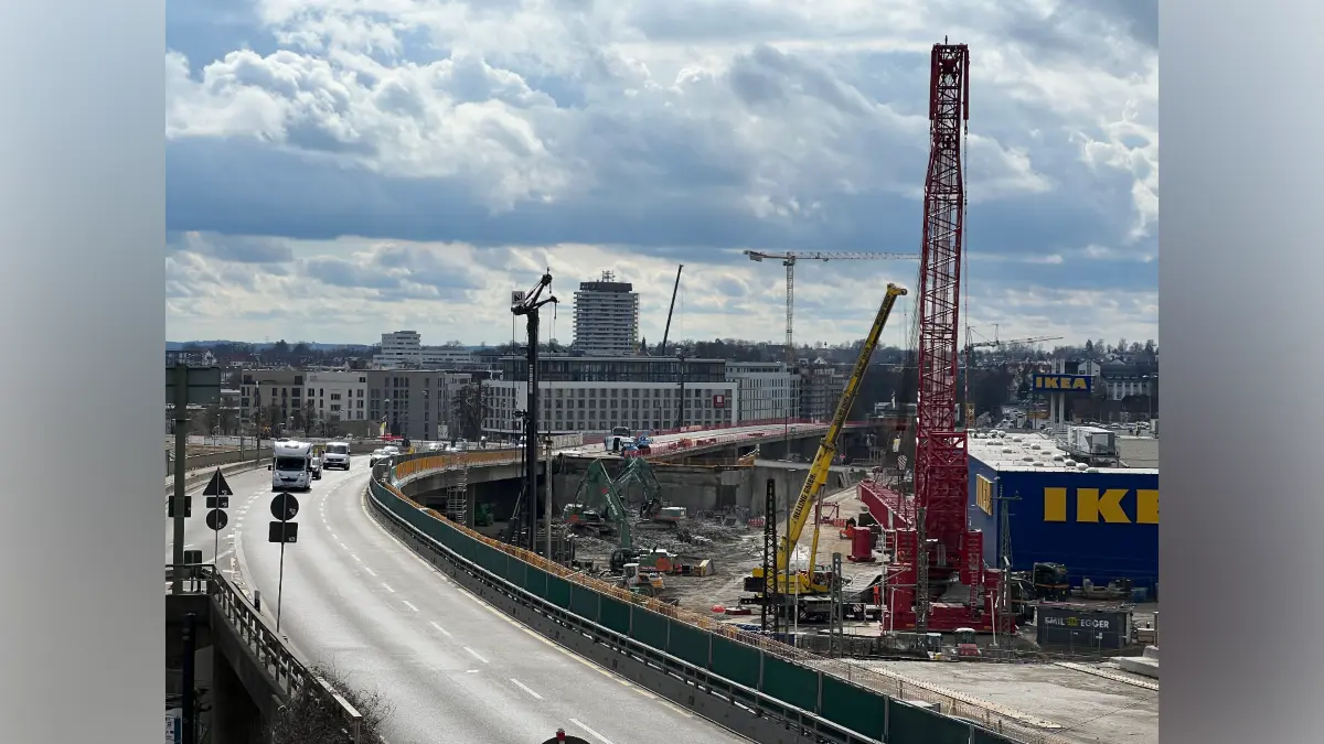 Der XXL-Kran hat seine Arbeit verrichtet. Jetzt wird er wieder abgebaut.